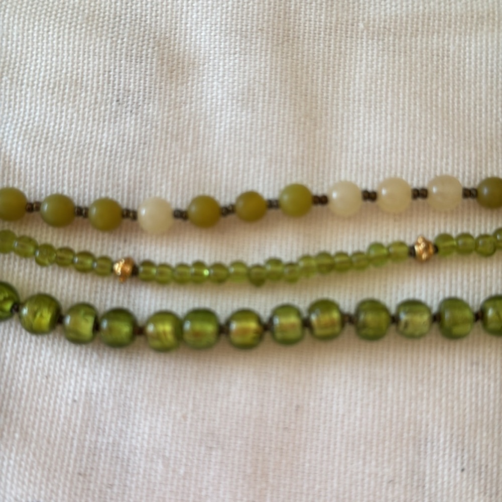 π©· BEAUTIFUL Quartz/Crystalline Green Necklace w/Gold Accents. Size: 19β X 2 1/4β - Picture 8 of 8